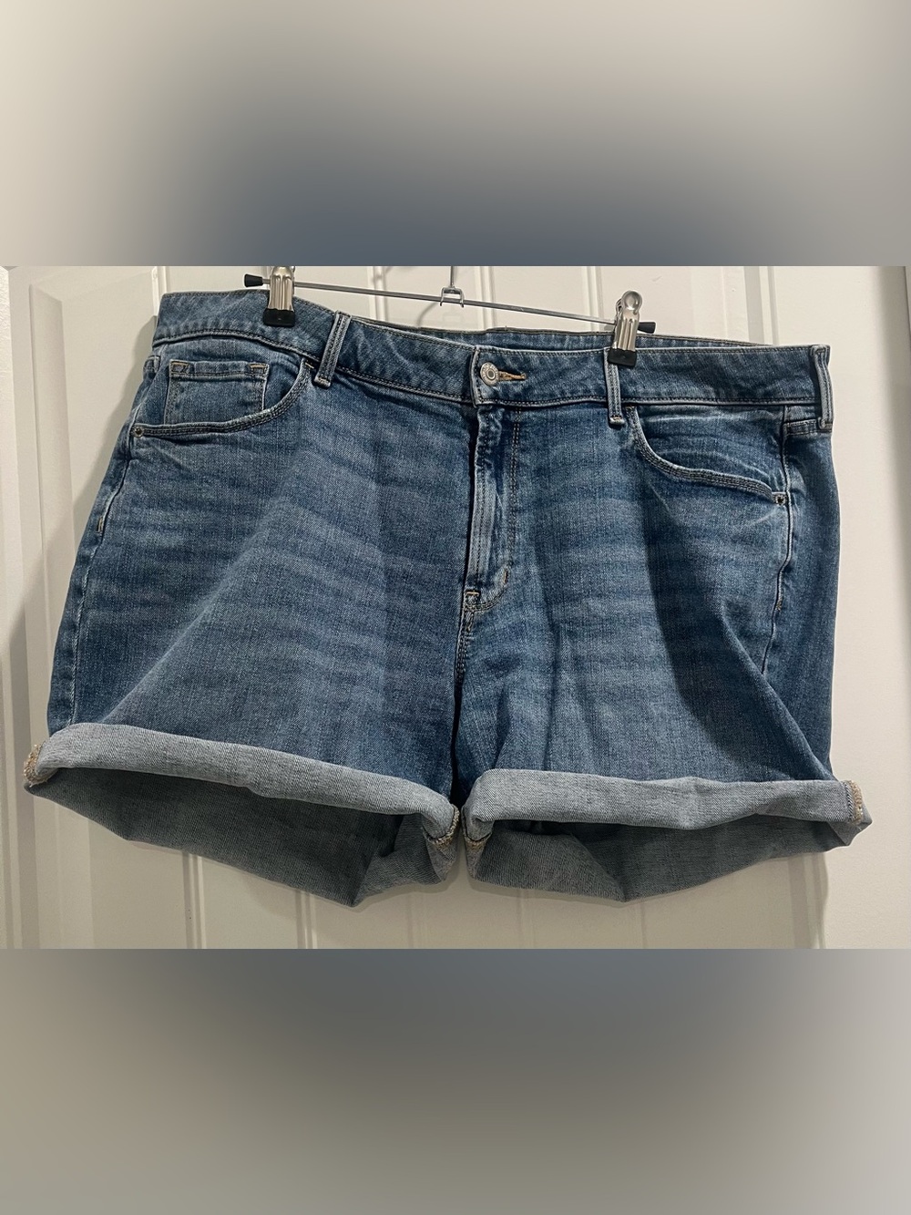 Old Navy Mid Rise Classic Denim Cuffed Shorts - Medium Blue Size 16